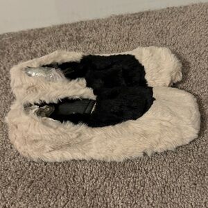 Beautiful Vivienne Hu New York size 36 cream black faux fur hard bottom slippers